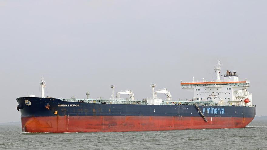 El petrolero averiado “Minerva Nounou” pone rumbo a Vigo