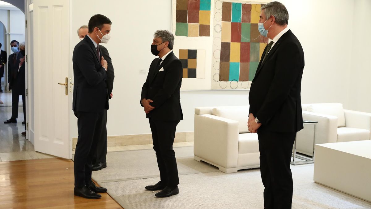 Sánchez meets with the global CEO of Renault. Sánchez meets with the global CEO of Renault.