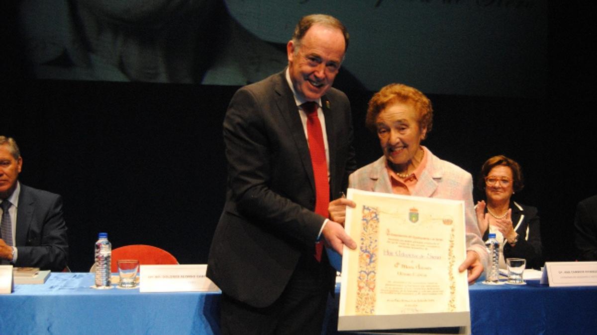 Dolores Alonso Cabeza, recibiendo la distinción de Eduardo Martínez Llosa, en julio de 2014.