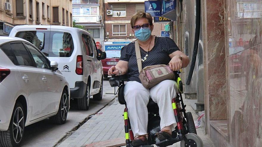 Una acera nueva en Xàtiva crea un desnivel excesivo en silla de ruedas