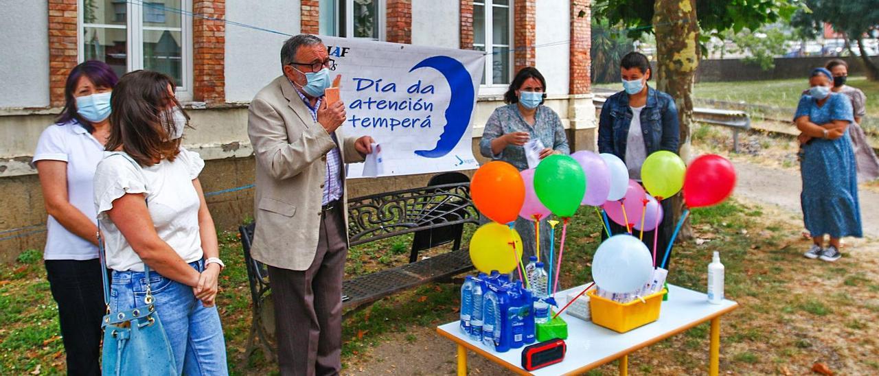 La UDIAF de Vilagarcía celebró ayer el Día de la Atención Temprana con la lectura de un manifiesto al que sorprendió la tormenta. |  // IÑAKI ABELLA