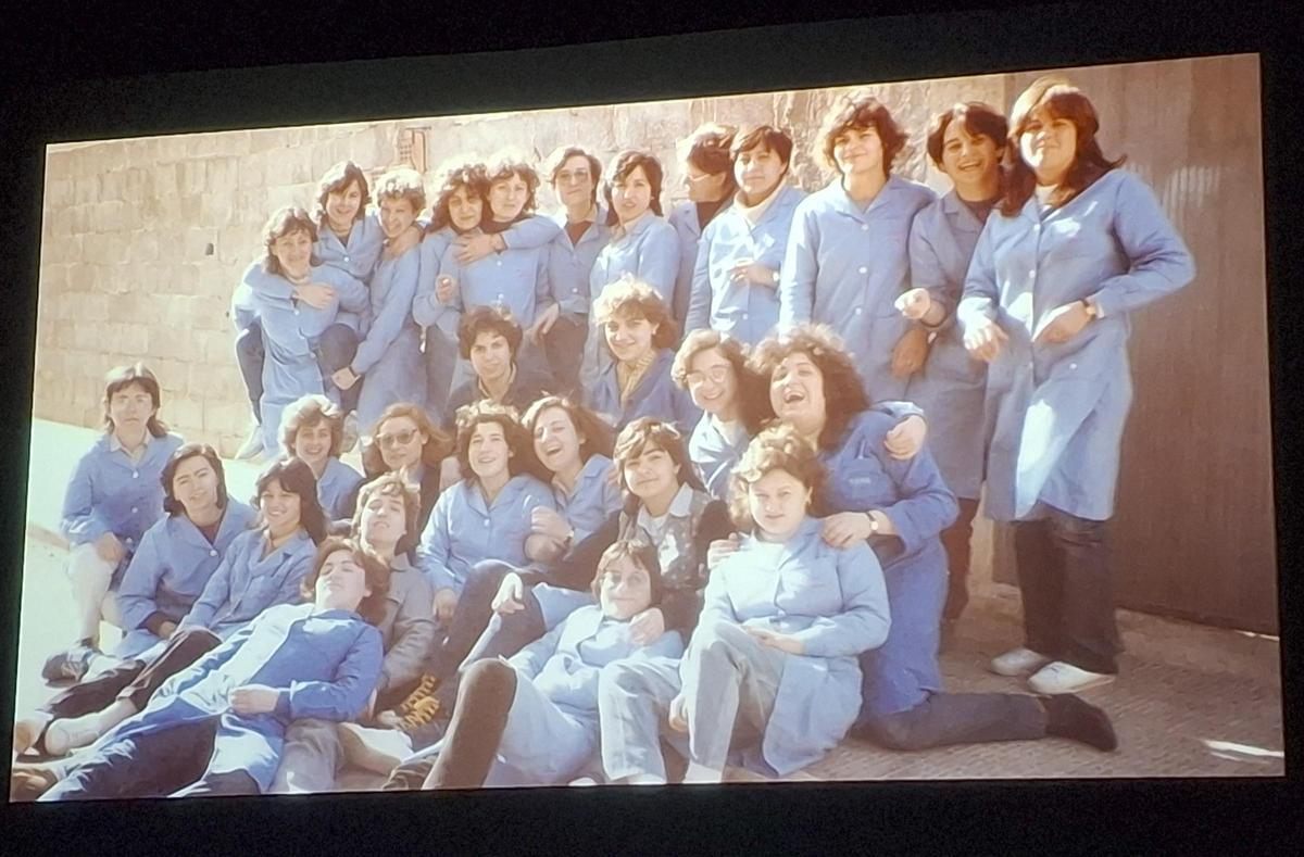 Las trabajadoras con la ropa de faena