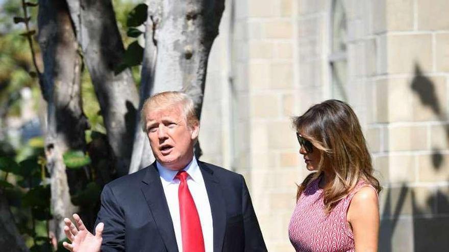 Trump y su esposa, antes de asistir a la misa de Pascua en Florida.