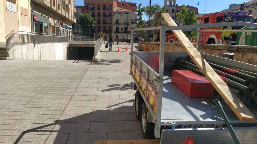 Una máquina de las obras de humanización pica el forjado de un garaje municipal en Zamora