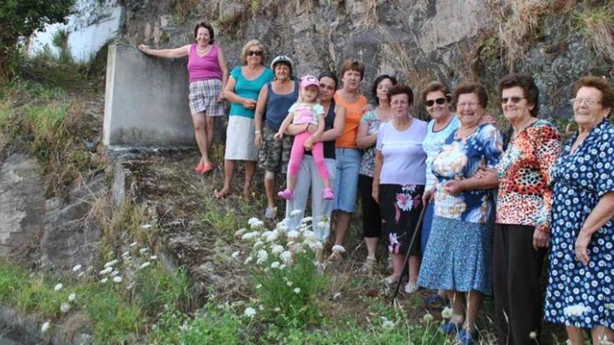 Vecinos de Ortiguera, concentrados en el punto inferior del camino, cerrado por un muro de hormigón por orden del Ayuntamiento de Coaña.