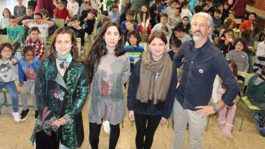 Lidia Méndez, Ángela Tomé, Itzíar Díaz y Alejandro Hidalgo, ayer, con los alumnos del Jovellanos.