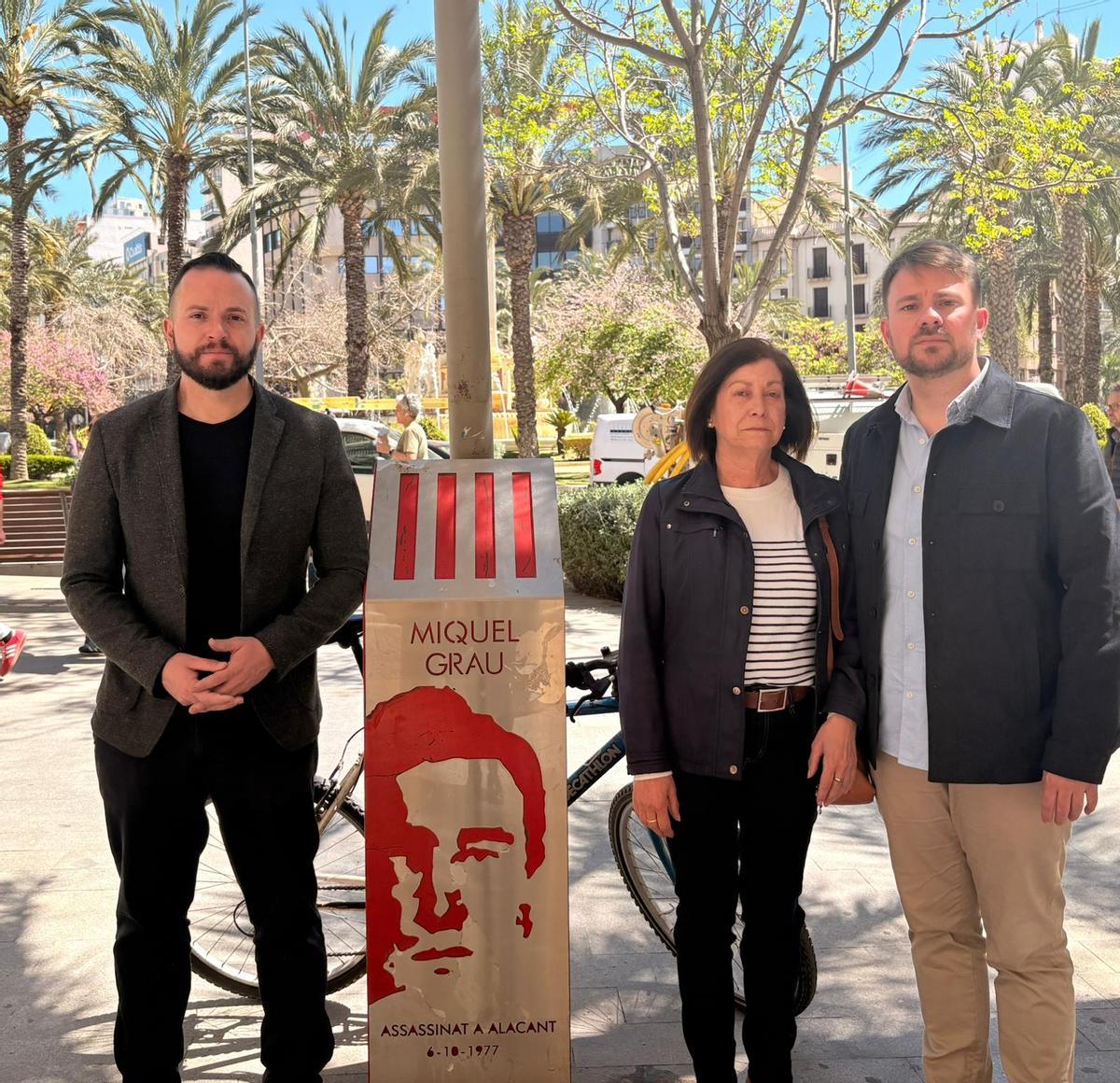 Rafa Mas, portavoz de Compromís en el Ayuntamiento de Alicante; y Alberto Ibáñez, diputado en el Congreso, junto a la hermana de Miquel Grau en el monolito de Luceros.