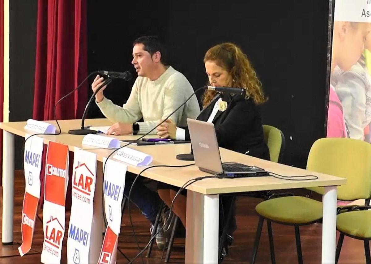 Modesto Fraga e Lucita Figueroa na ponencia impartida en Corcubión