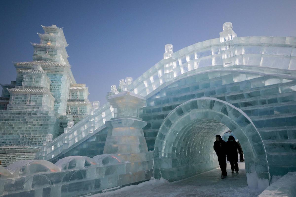 Esculturas y castillos de nieve en festivales de hielo de Moscú y  Heilongjiang, en el norte de China