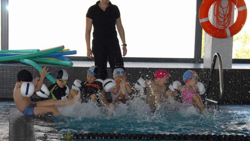 Un grupo de niños en una actividad en la piscina moañesa. // Gonzalo Núñez