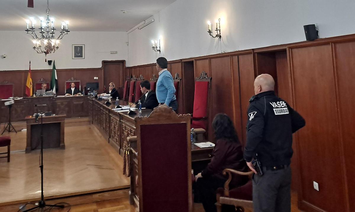 El acusado, con jersey azul y de pie, durante el juicio, este martes en la Audiencia Provincial de Badajoz.