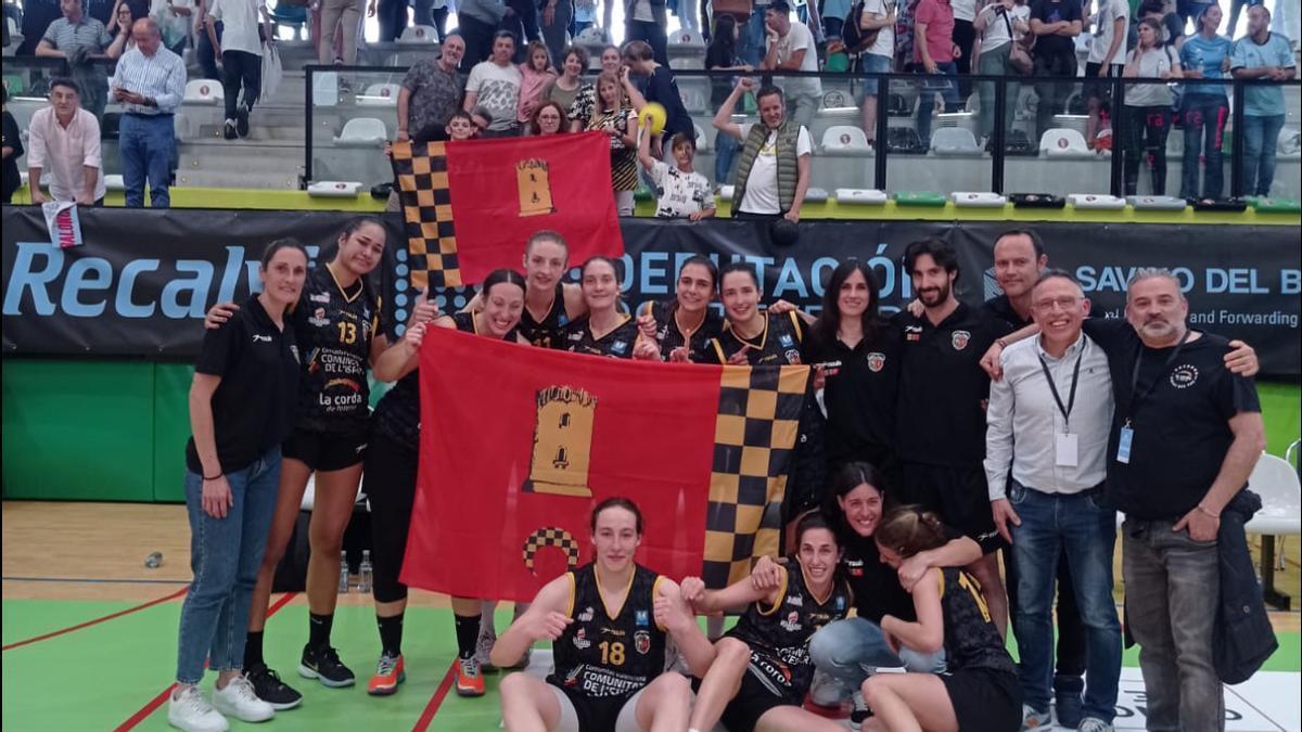 El equipo, con la bandera de Paterna, orgulloso del papel realizado en la Final Four de Vigo