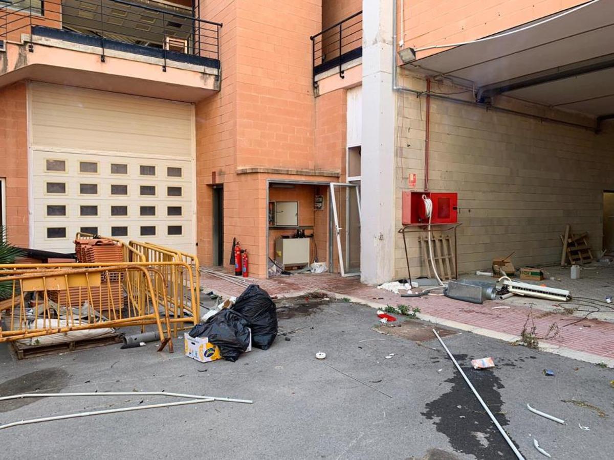 Asaltantes han saqueado la instalación eléctrica del edificio, que también acumula desperfectos por los años de abandono