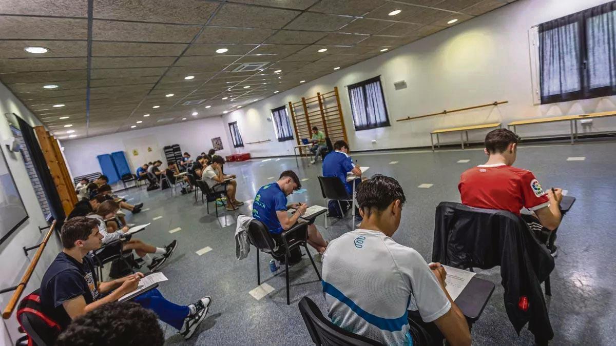 Alumnado de FP durante un examen.