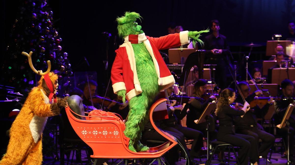 El papel del Grinch, acompañado por su inseparable perro Max, arrancó carcajadas constantes.