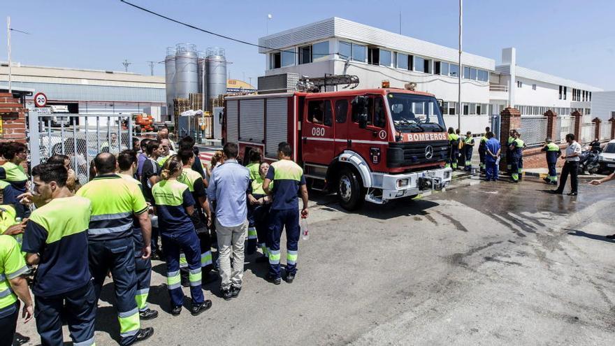 Varios bomberos y agentes de la Policía Nacional y Local en los laboratorios de la empresa Francisco Aragón, dedicada a la fabricación de aerosoles