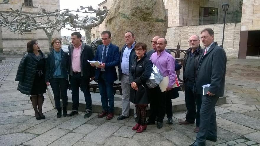 El alcalde de Toro con dirigentes del PSOE provincial junto a la Diputación.