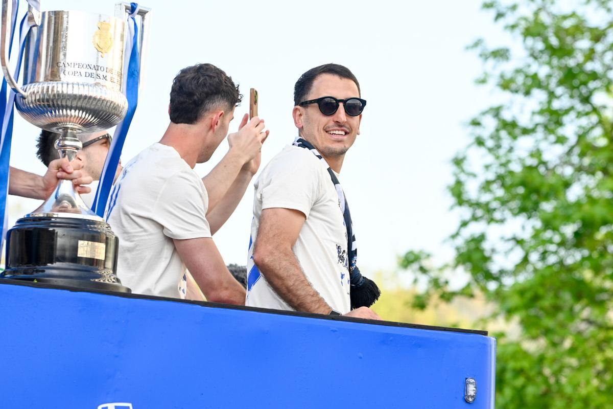 Varios aficionados de la Real Sociedad durante la celebración del equipo por la victoria en la Copa del Rey Varios aficionados de la Real Sociedad durante la celebración del equipo por la victoria en la Copa del Rey
