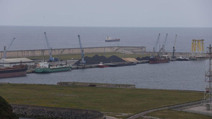 Vista de parte de la ampliación de El Musel, con el Muelle Romualdo Alvargonzález Figaredo al fondo. | ÁNGEL GONZÁLEZ