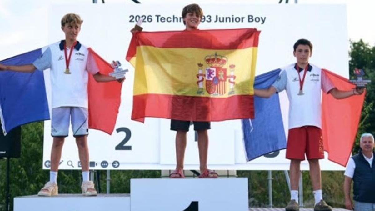 Joshua Castro posa con la bandera de España en lo alto del podio del Campeonato de Europa de Techno 293.