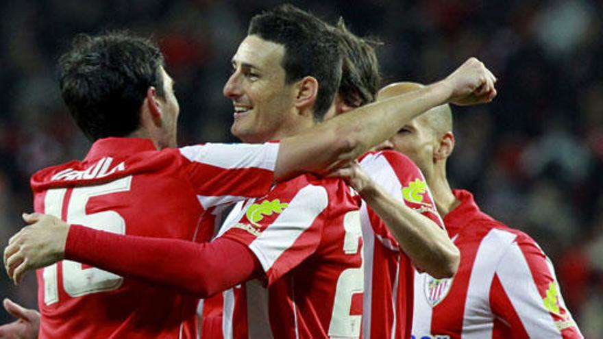 Aduriz celebra uno de sus goles.