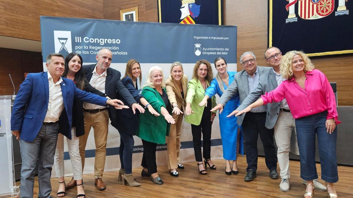 Los alcaldes y concejales presentes en el congreso de Orpesa mostraron su unión para defender juntos ante Costas el litoral de Castellón.