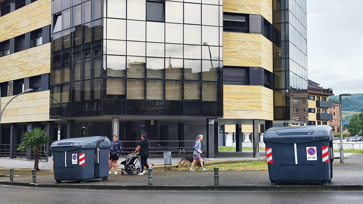 Contenedores en la zona de El Palmeral, en Grado.