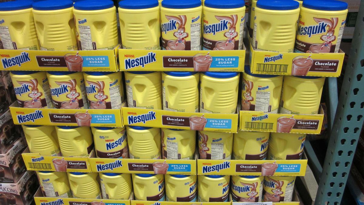 Botes de Nesquik en un supermercado.