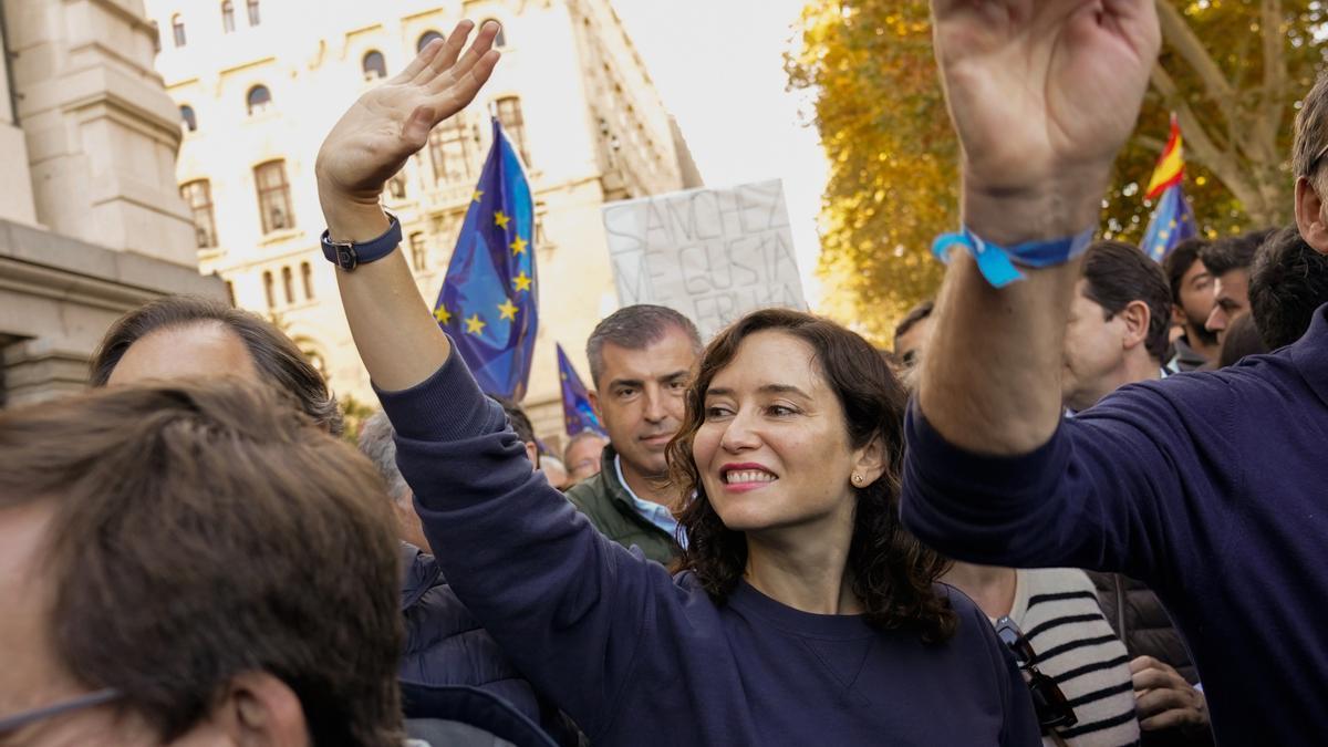 La presidenta de la Comunidad de Madrid, Isabel Díaz Ayuso, en la manifestación contra la amnistía en la Plaza de Cibeles