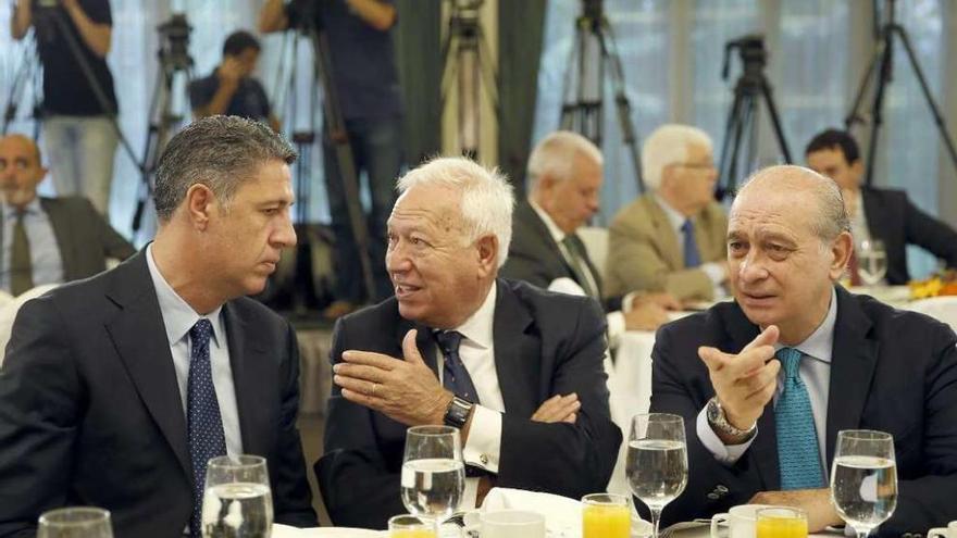 Margallo, flanqueado por Albiol (a la izquierda) y el ministro del Interior, Jorge Fernández Díaz. // Efe