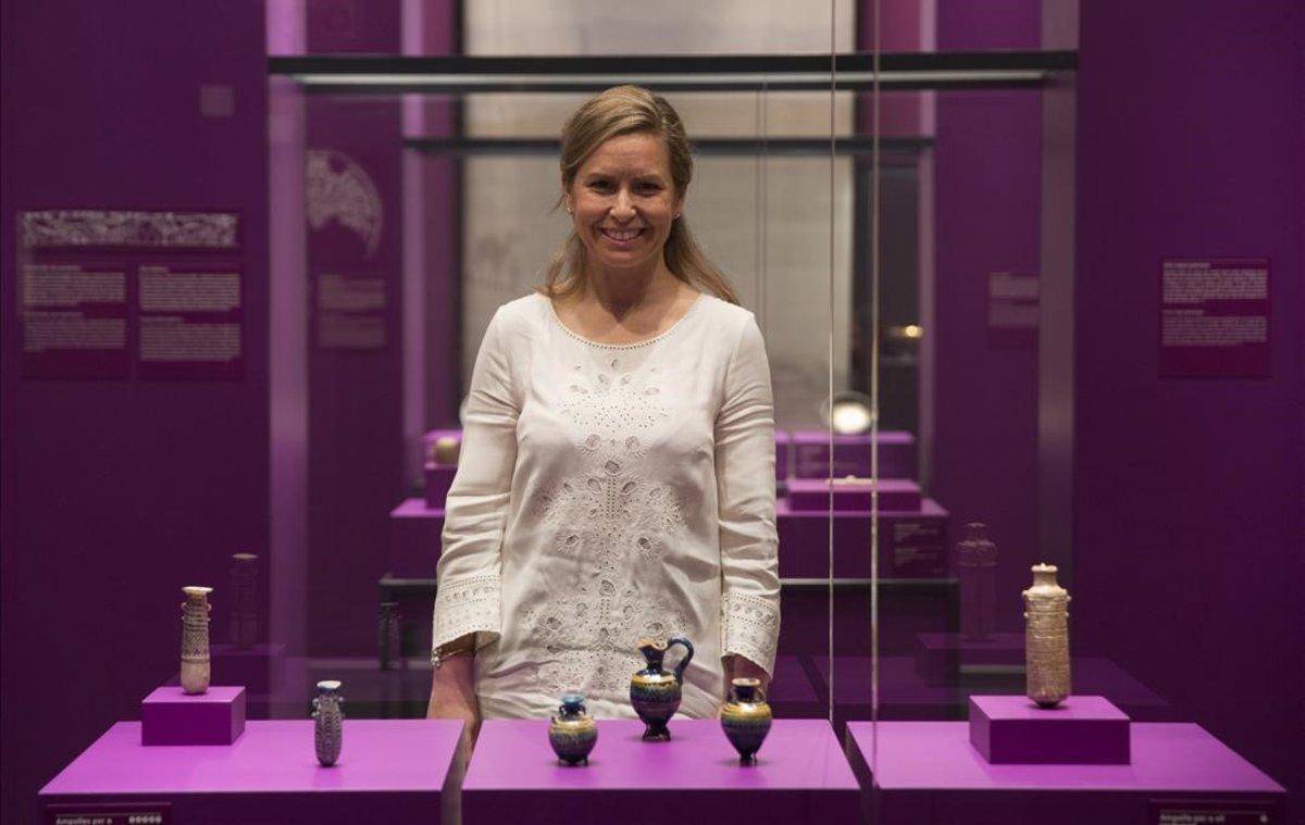 Sandra Iruela observa frascos de perfume de hace 2.500 años.