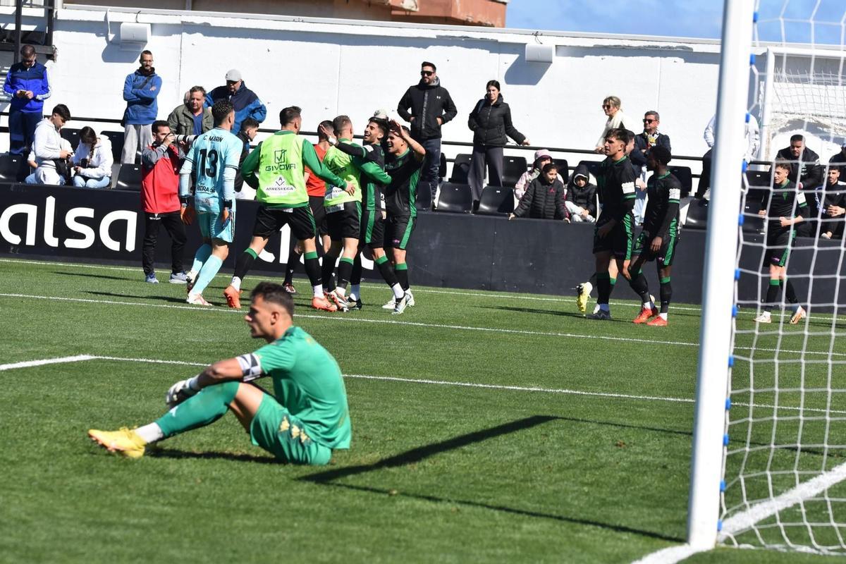 Los futbolistas del Córdoba CF celebran su tanto ante el Ceuta.