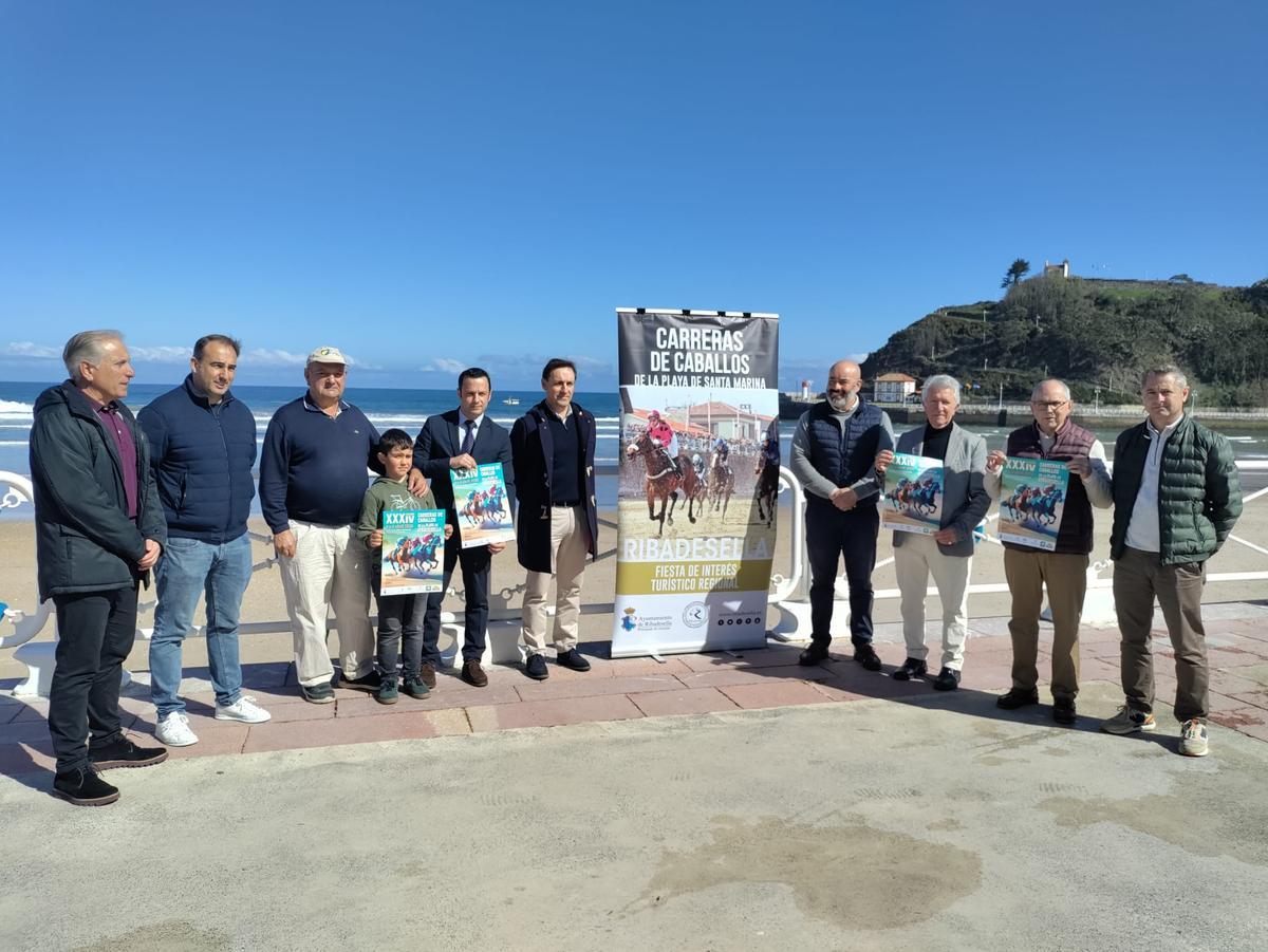 Santiago Traviesa (concejal), Pablo García (concejal), Carlos Piélagos (colaborador del evento), Víctor Piélagos, Arnaldo Erayalar (director Villa Rosario, empresa patrocinadora, Juan Ramón Díaz (técnico municipal coordinador de la carrera), Paulo García (alcalde), Armando Basilio (colaborador del evento), José María Peláez (colaborador) y Alejandro Alonso (concejal) en la presentación de las carreras en el paseo de Santa Marina.