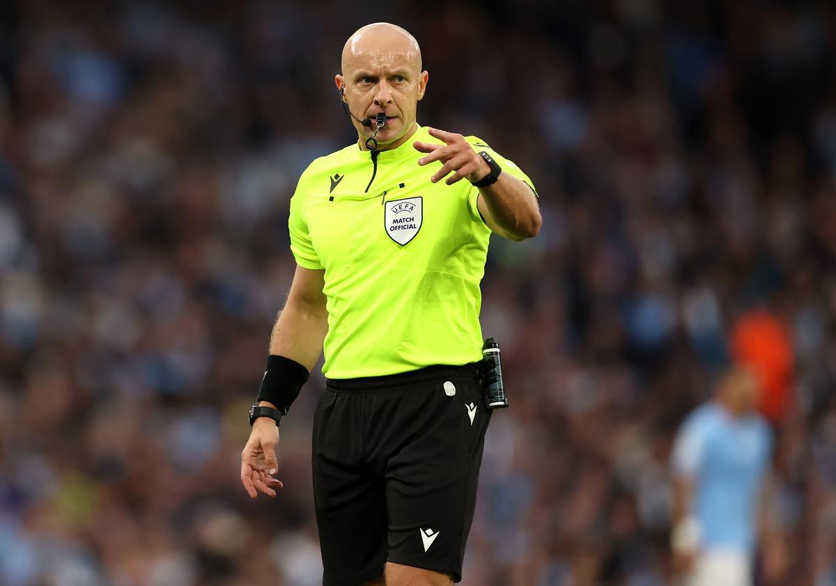 Manchester (United Kingdom), 17/05/2023.- Referee Szymon Marciniak gestures during the UEFA Champions League semi-finals, 2nd leg soccer match between Manchester City and Real Madrid in Manchester, Britain, 17 May 2023. (Liga de Campeones, Reino Unido) EFE/EPA/DAVID RAWCLIFFE