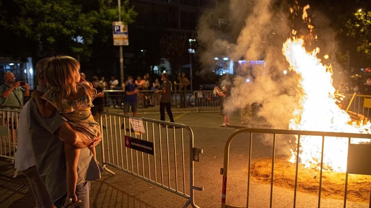 Escaso ambiente en una de las hogueras repartidas por la capital catalana.