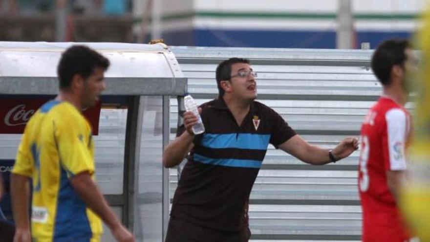 Iñaki Alonso da instrucciones en el partido de Cádiz.