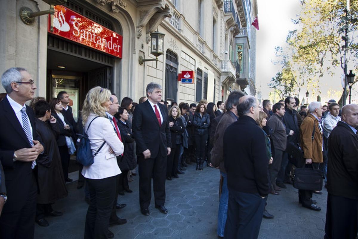 Concentració de treballadors de banca davant la seu del Santander, avui a Barcelona. Concentració de treballadors de banca davant la seu del Santander, avui a Barcelona.