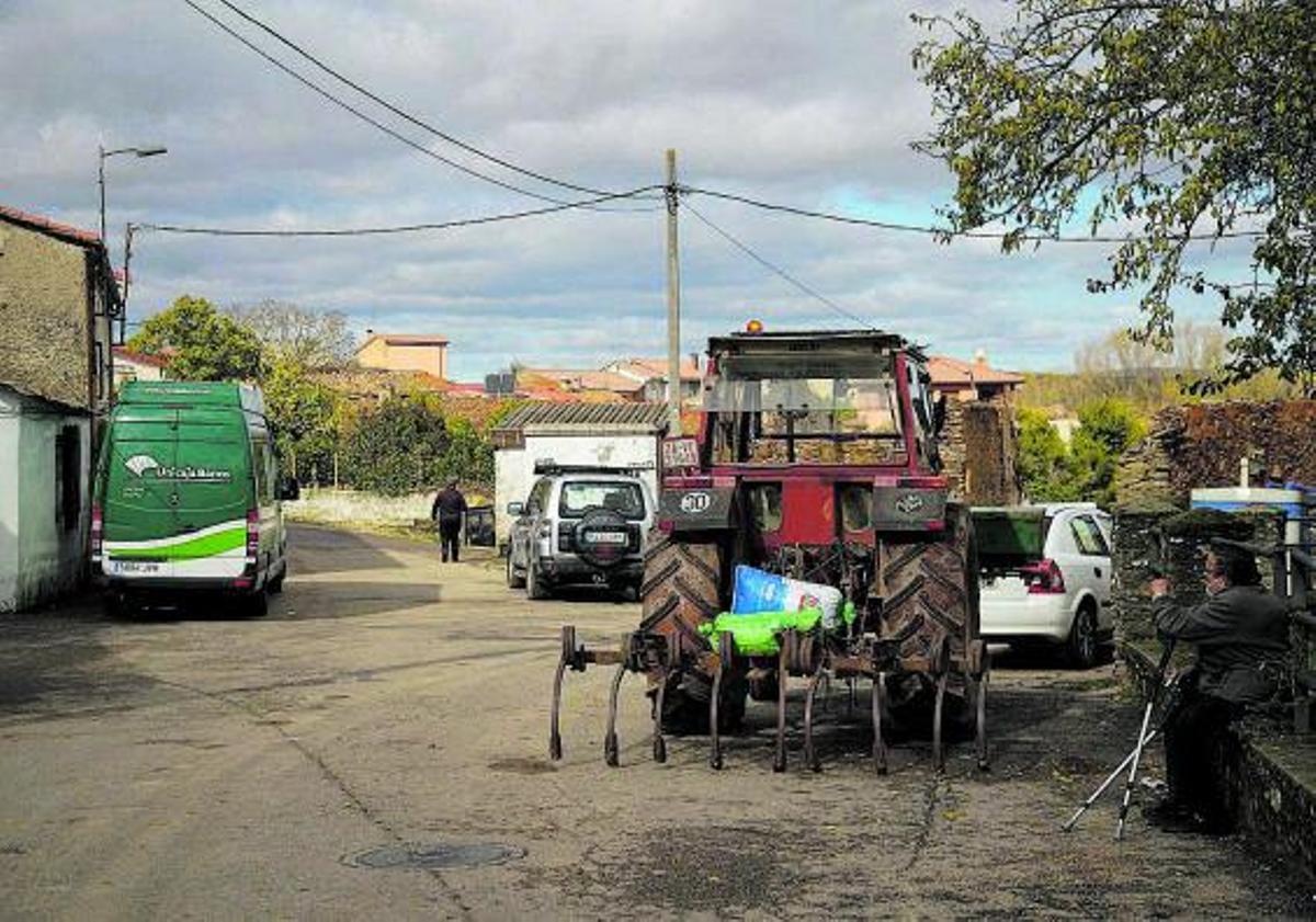 Una sucursal móvil presta servicios en un municipio zamorano. | Jose Luis Fernández
