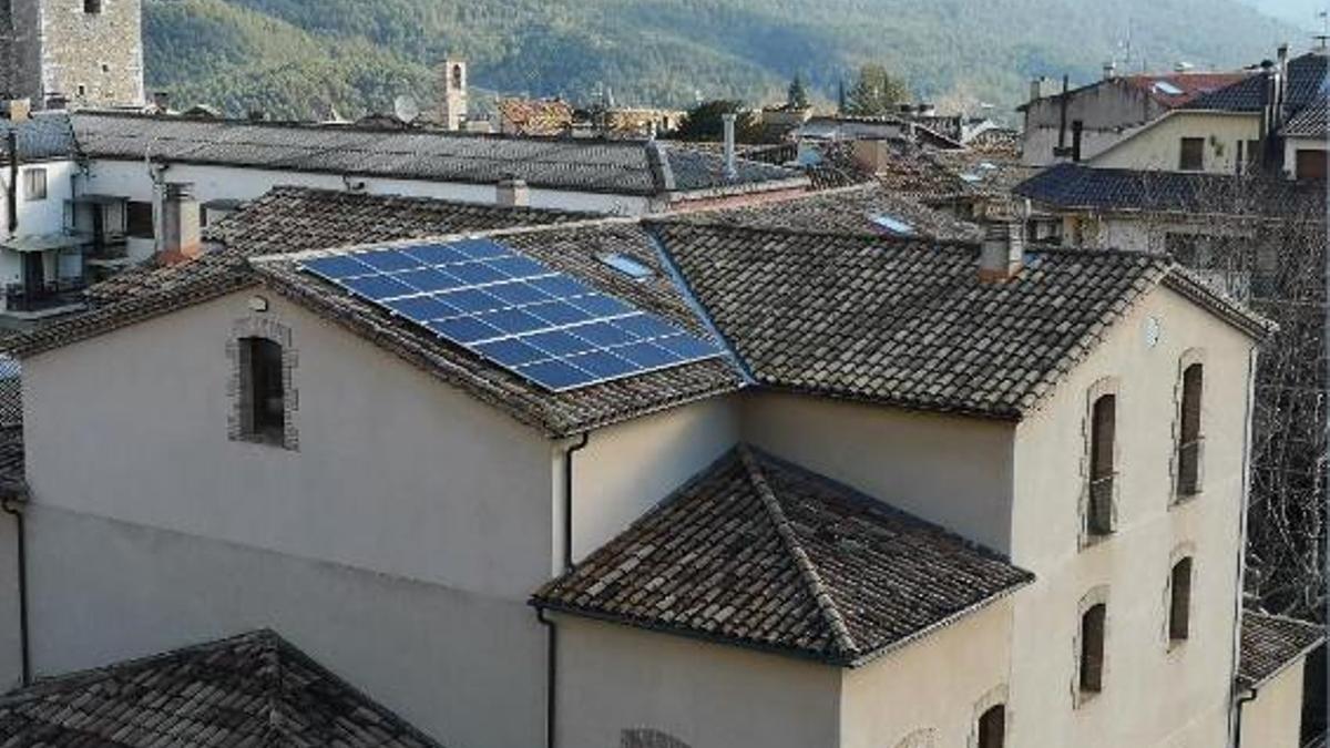 Plaques solars instal·lades a la teulada de l'Ajuntament de Sant Llorenç de Morunys