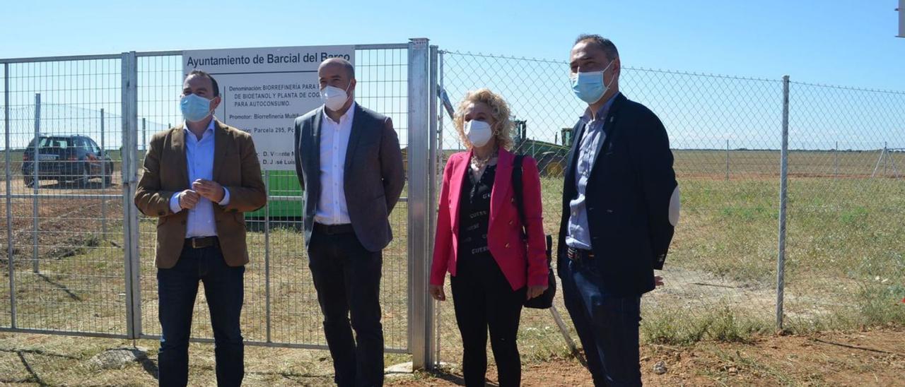 Merino, junto a Requejo, Martínez y Fernández, de la Diputación, ante los terrenos. |