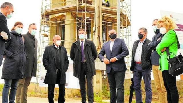 Visita del consejero, junto a otras autoridades, a una de las obras acometidas.