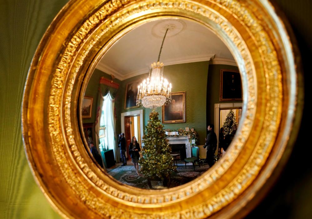 La Casa Blanca també es decora quan arriben les festes de Nadal. La primera dama, Melania Trump, és l''encarregada de mostrar als periodistes les estances decorades.