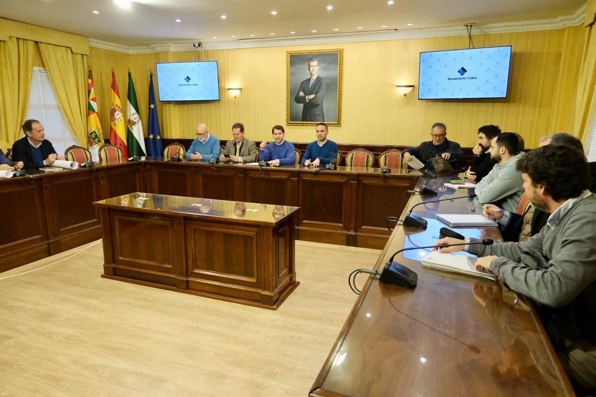 Reunión técnica celebrada en el Ayuntamiento de Cabra para abordar las obras del acceso al casco histórico.