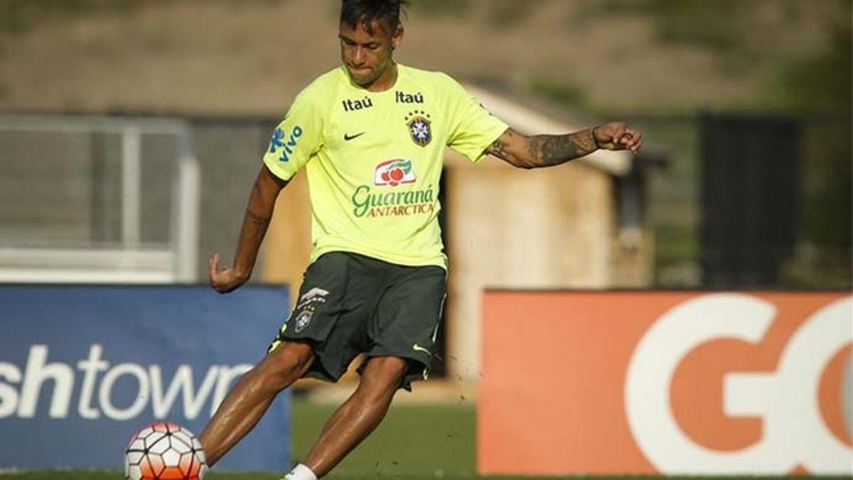 Neymar, en un entrenamiento con Brasil