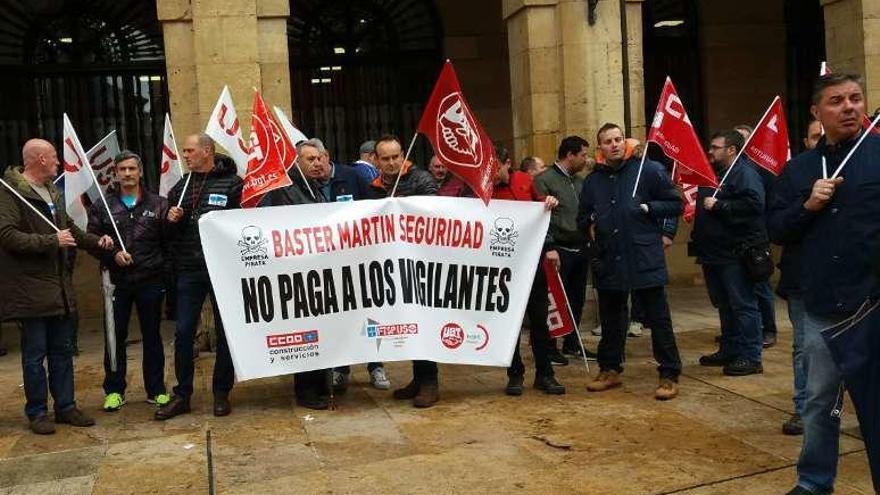 Participantes en la manifestación de ayer junto al Ayuntamiento.