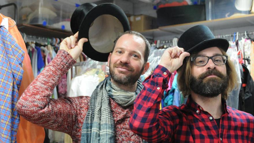 Pablo Testa i David Bacardit a MTM, en l´espai on guarden el vestuari i l´attrezzo dels musicals.