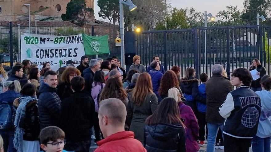 Concentración en el IES Martina Bescós por la falta de personal y una situación &quot;desastrosa&quot;