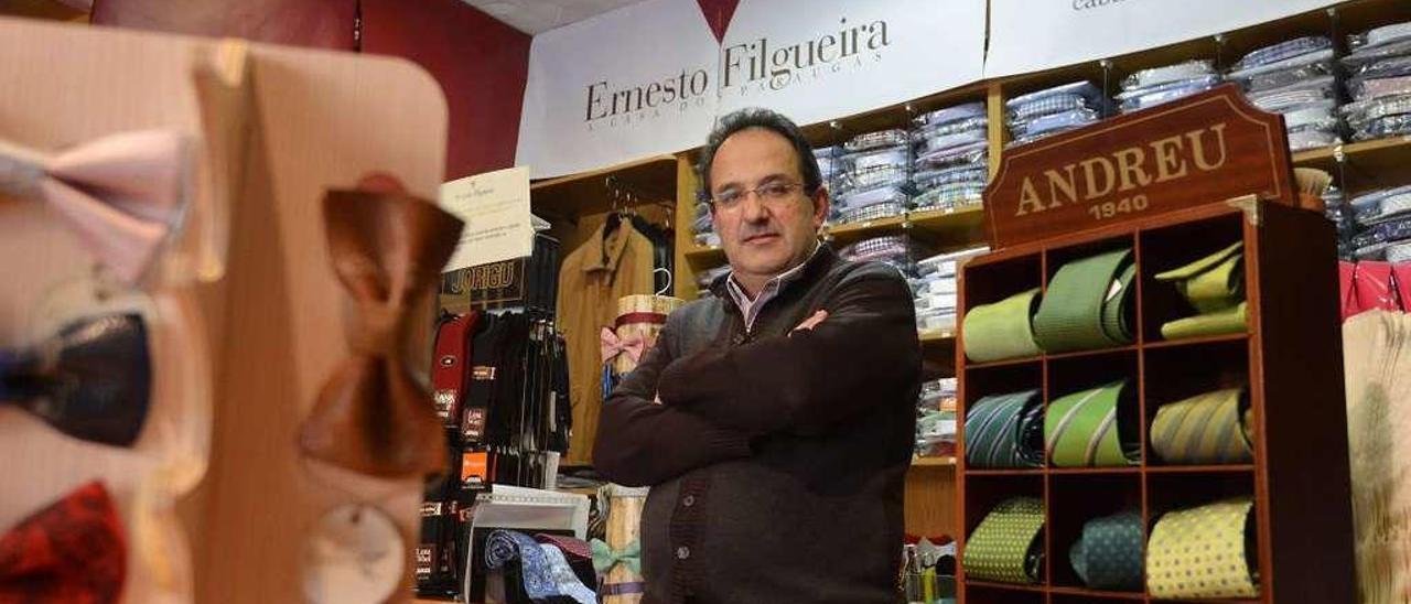 Ernesto Filgueira Touriño, ayer frente a la tienda que ha encabezado en las últimas décadas. // Gustavo Santos