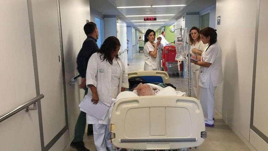 Primera fase del traslado de pacientes al nuevo edificio de hospitalización. // FdV