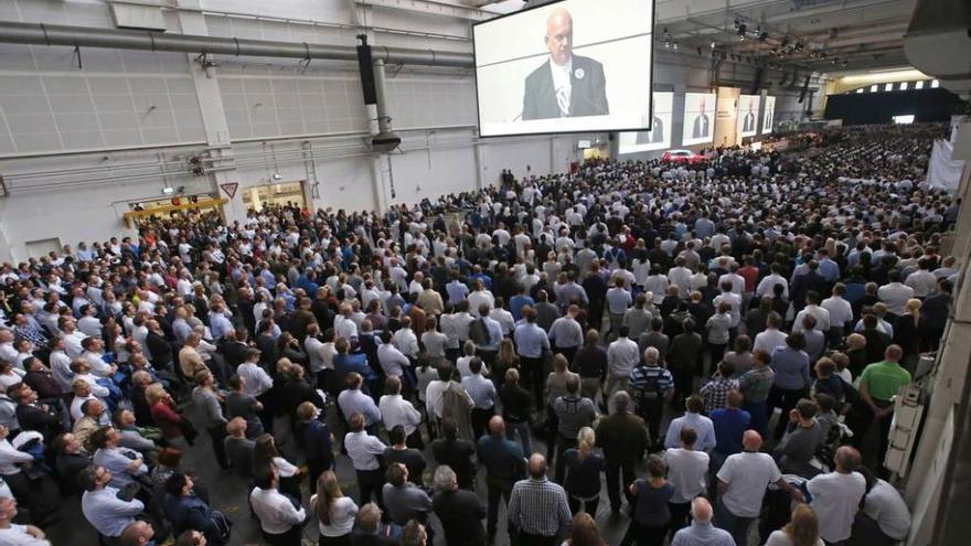 Trabajadores de Volkswagen en la planta de Wolfsburgo siguiendo la intervención del presidente del comité de empresa, Bernd Osterloh.